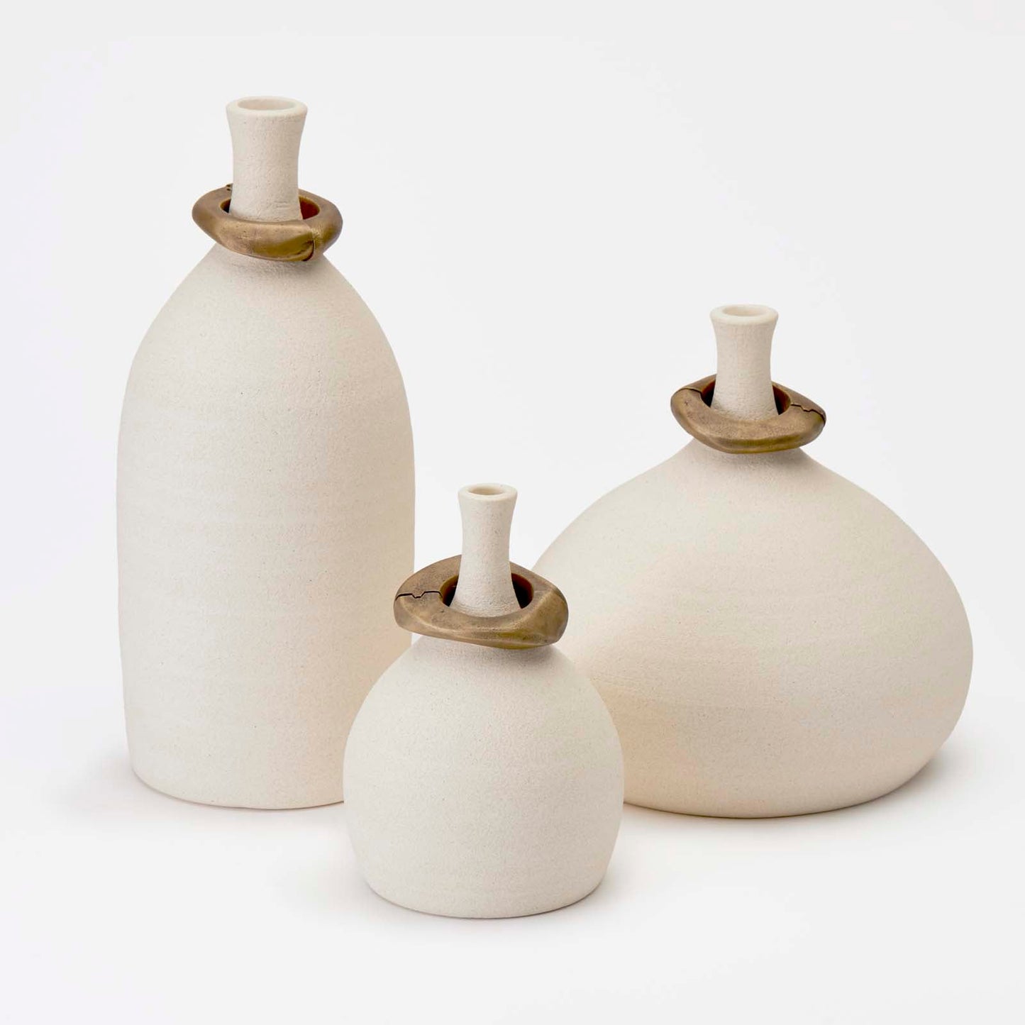 Mona Vessels with Metal Rings Raw Blanc