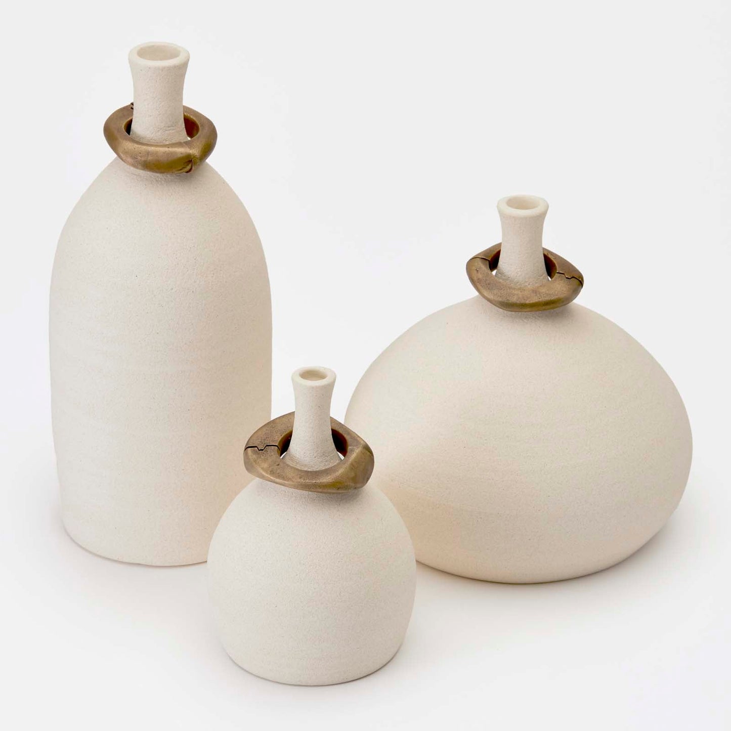 Mona Vessels with Metal Rings Raw Blanc